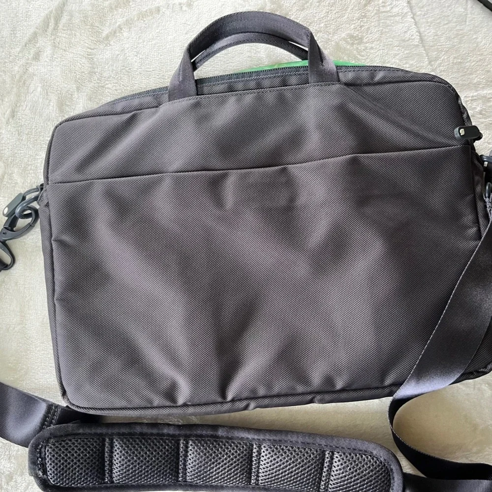 Incase Laptop Messenger Bag Black Ballistic Nylon Green Lining Padded Strap 15in